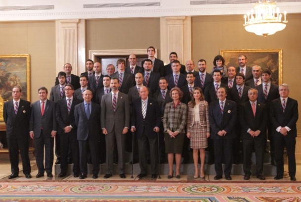 Fotografía de grupo de Sus Majestades los Reyes y Sus Altezas Reales los Príncipes de Asturias con la Selección Nacional de Balonmano, Campeona de Mun